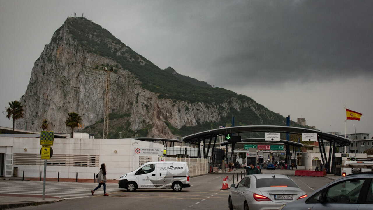 Tr&aacute;nsito de coches y personas en la frontera de Gibraltar.