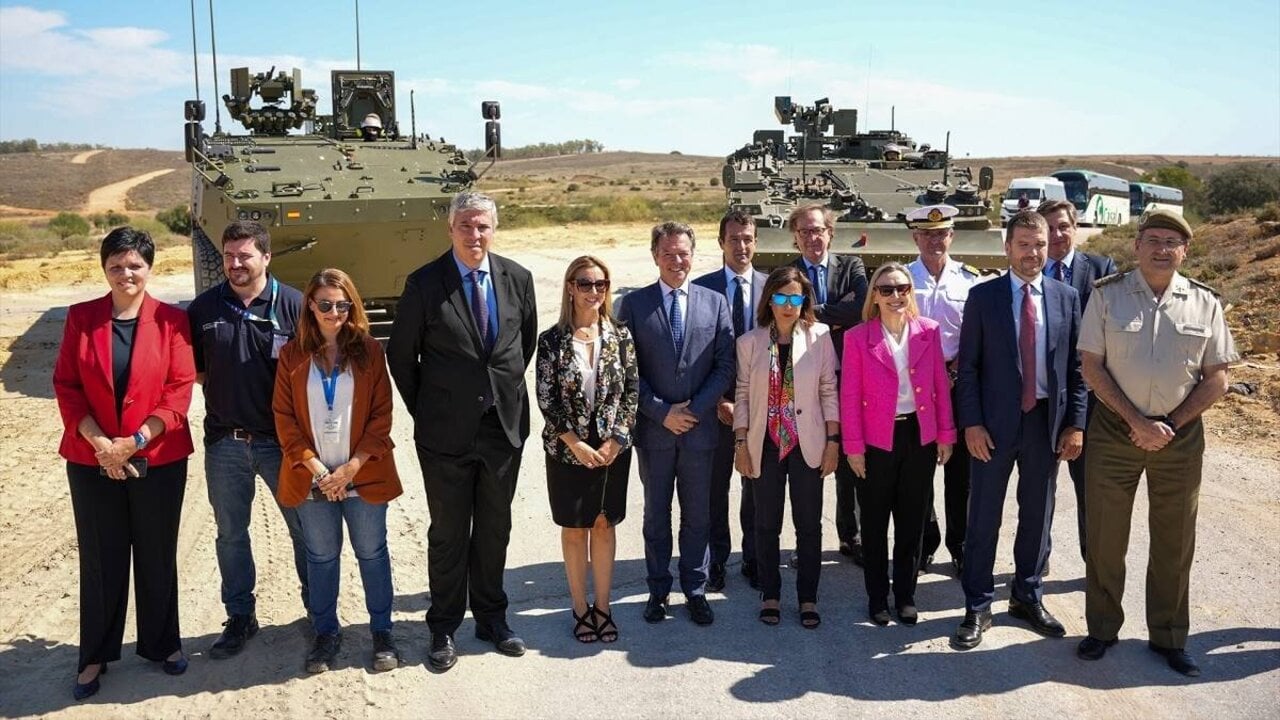 Visita en 2023 de la ministra de Defensa y el JEME para conocer los avances en el 8x8, en las instalaciones de Santa B&aacute;rbara (Firma: Mar&iacute;a Jos&eacute; L&oacute;pez / Europa Press).