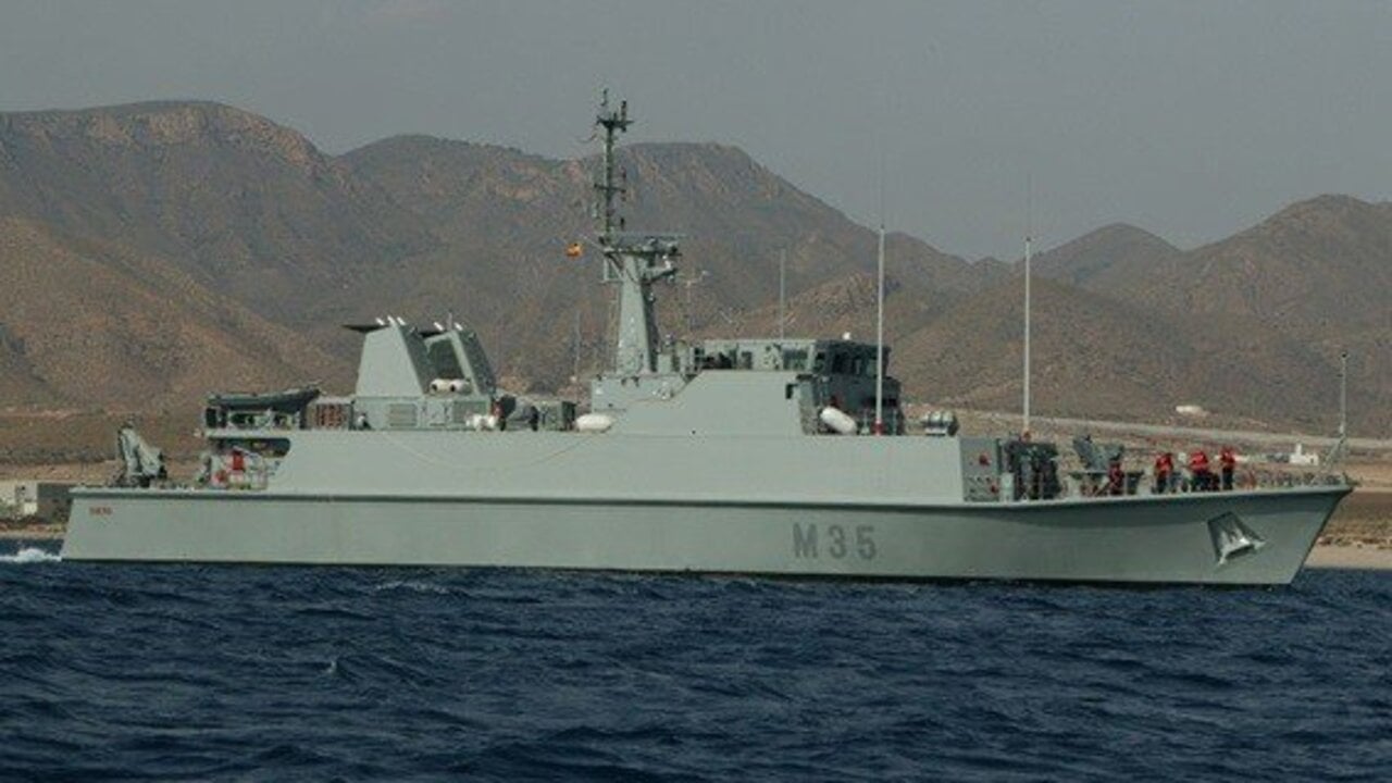 El cazaminas 'Duero' realizando operaciones en Almer&iacute;a