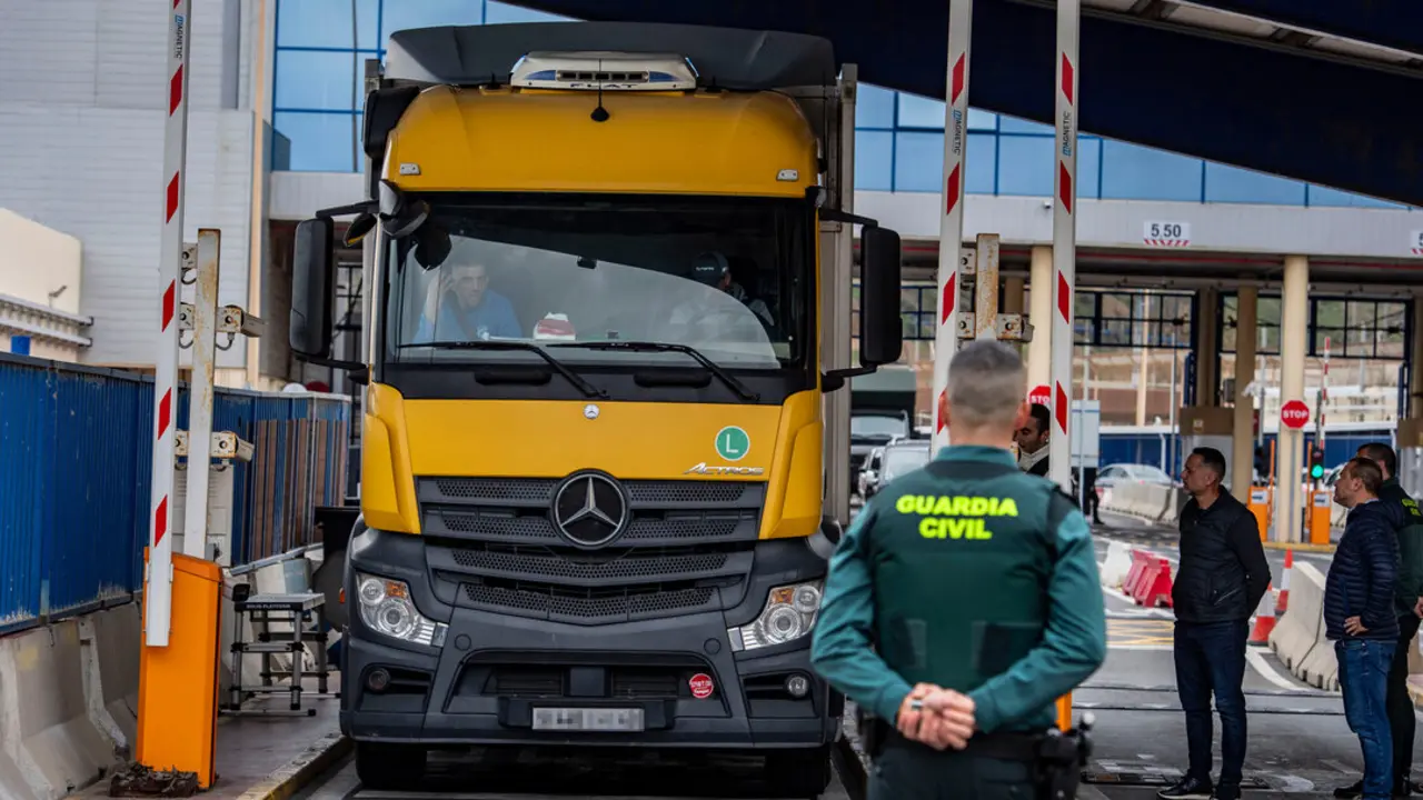 Guardia Civil intercepta a dos camioneros por cambiarse en plena marcha