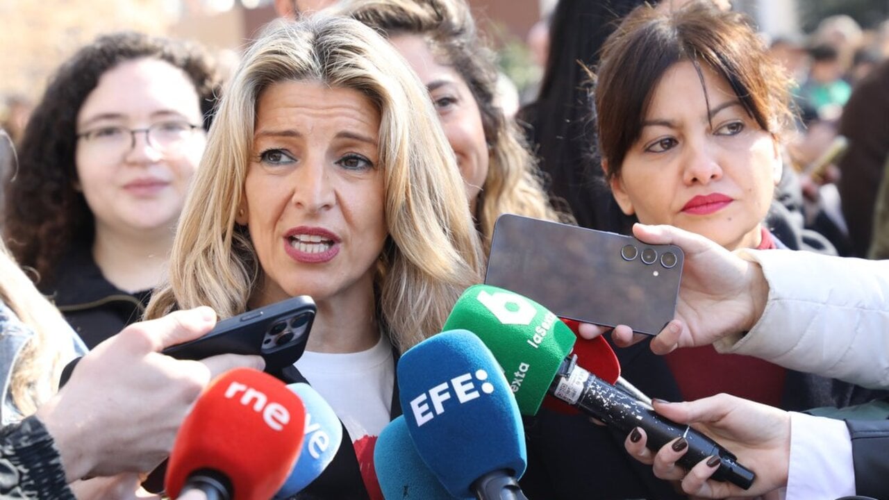 La vicepresidenta segunda y ministra de Trabajo y Econom&iacute;a Social, Yolanda D&iacute;az (i), y la ministra de Juventud e Infancia, Sira Rego (d), atienden a los medios de comunicaci&oacute;n durante una manifestaci&oacute;n por la educaci&oacute;n p&uacute;blica, a 23 de febrero de 2025.