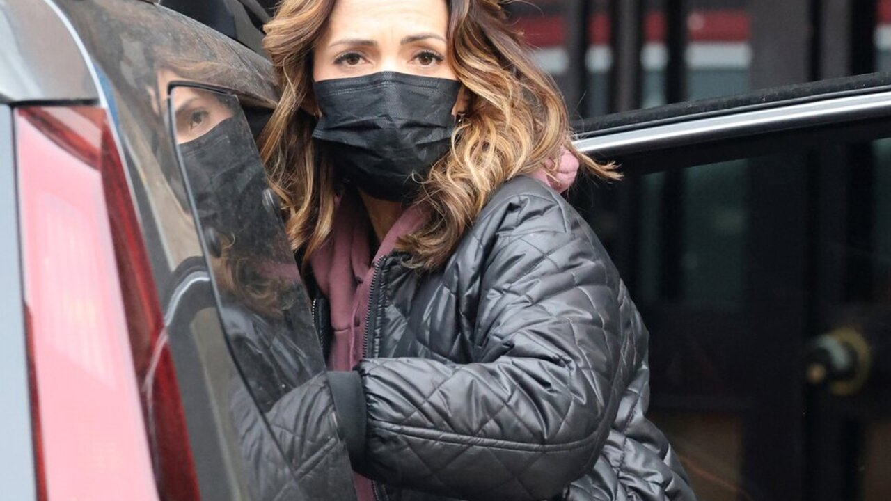 Paola Olmedo sale de casa junto a su hijo y oculta su rostros con una mascarilla tras su operaci&oacute;n, a 24 de febrero de 2025, en Madrid (Espa&ntilde;a).

Ra&uacute;l Terrel / Europa Press
OPERACION;MASCARILLA;PERSONAJE;PAOLA OLMEDO;24 FEBRERO 2025
24/2/2025