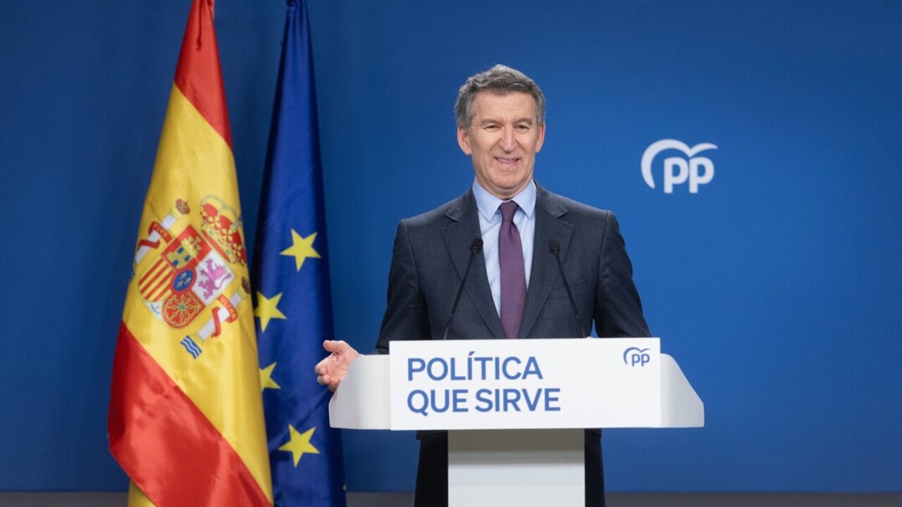 El presidente del PP, Alberto N&uacute;&ntilde;ez Feij&oacute;o, durante una rueda de prensa, en la sede del partido.
