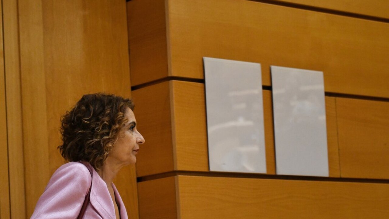 La vicepresidenta primera y ministra de Hacienda, Mar&iacute;a Jes&uacute;s Montero, durante una sesi&oacute;n de control, en el Senado, a 25 de febrero de 2025, en Madrid.