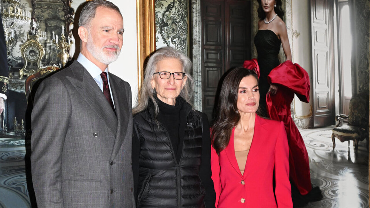 El Rey Felipe, la Reina Letizia y la artista Annie Leibovitz durante la presentaci&oacute;n de sus retratos en el marco de la exposici&oacute;n &ldquo;La tiran&iacute;a de Cronos&rdquo; del Banco de Espa&ntilde;a, a 26 de febrero de 2025, en Madrid (Espa&ntilde;a).

Jos&eacute; Oliva / Europa Press
FAMOSOS;REYES;RETRATOS;ARTISTA;BANCO DE ESPA&Ntilde;A
26/2/2025