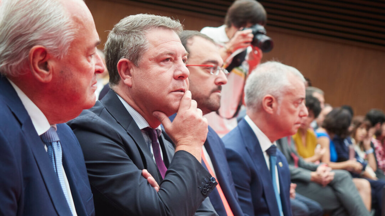Emiliano Garcia Page, presidente de Castilla la Mancha , el presidente de Asturias Adrian Barb&oacute;n e I&ntilde;igo Urkullu, lehendakari de Euskadi en el Atrio del Parlamento foral, a 17 de agosto de 2023, en Pamplona, Navarra (Espa&ntilde;a). La candidata socialista Mar&iacute;a Chivite fue investida el pasado 15 de agosto como presidenta de Navarra, en la segunda jornada del pleno celebrado en el Parlamento, al recibir el apoyo de su grupo, el  Partido Socialista de Navarra (PSN), Geroa Bai, Contigo Navarra y la abstenci&oacute;n de EH Bildu, lo que le ha dado la mayor&iacute;a simple necesaria en la segunda votaci&oacute;n para su investidura. Chivite no sali&oacute; elegida en la primera votaci&oacute;n por mayor&iacute;a absoluta. Chivite promete hoy su cargo del que ser&aacute; su segundo mandato ante el Presidente del Parlamento.