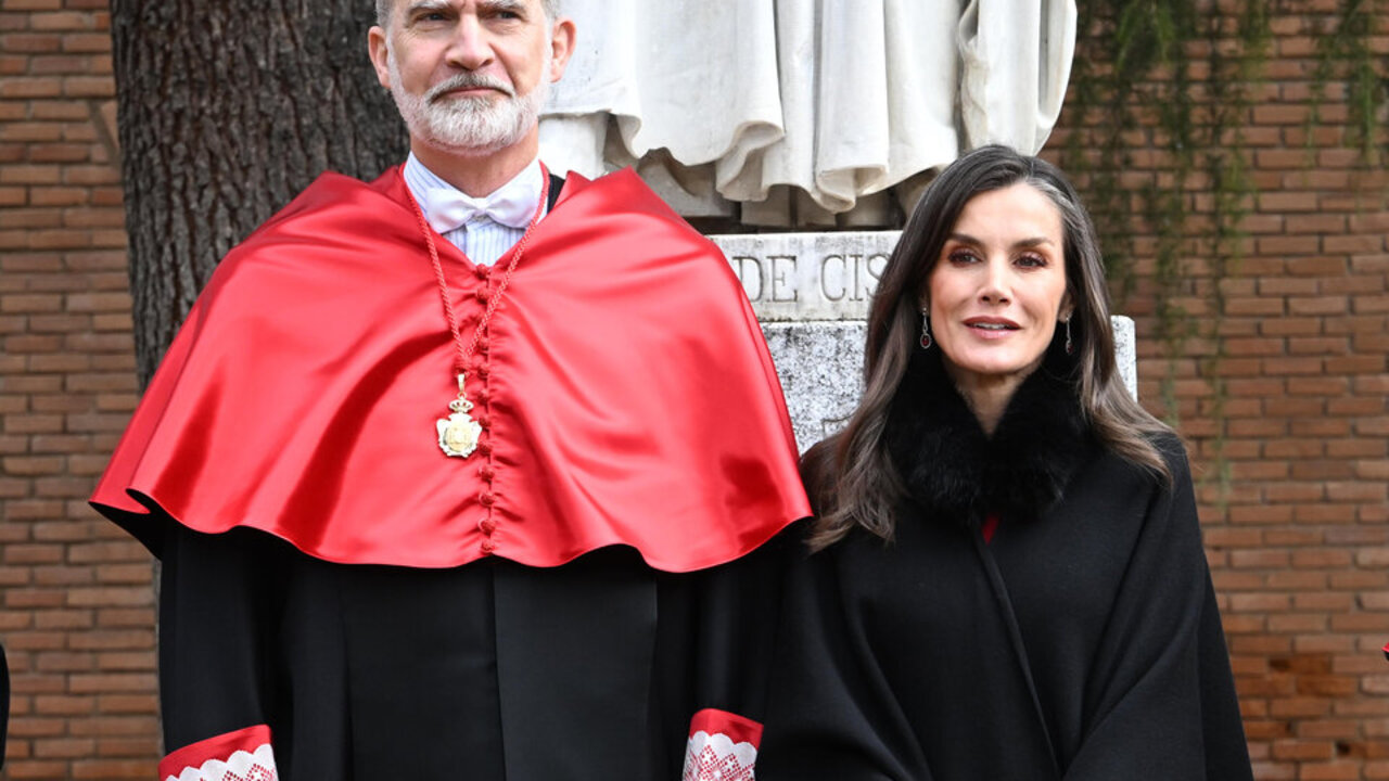 El rector del centro, Jos&eacute; Vicente Saz P&eacute;rez, el Rey Felipe y la Reina Letizia posan a su llegada al acto de investidura como Doctor Honoris Causa por la Universidad de Alcal&aacute;, a 27 de febrero de 2024, en Madrid (Espa&ntilde;a).

Jos&eacute; Oliva / Europa Press
FAMOSOS;REALEZA;UNIVERSIDAD;DOCTOR HONORIS CAUSA
27/2/2025