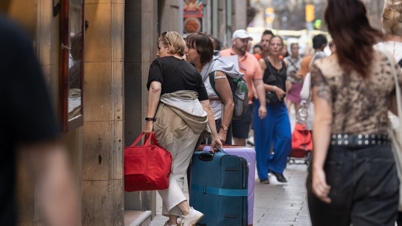 Varios turistas con maletas en el centro de Barcelona. (Foto: Europa Press)