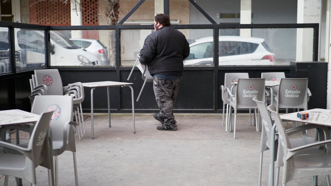 Txabo, due&ntilde;o del Bar Ogi, preparando la terraza para la apertura de la misma, en Pamplona , hoy 26 de noviembre de 2020.