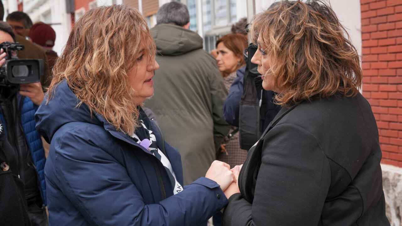 Maian Romero saluda a la alcaldesa de Mondragon