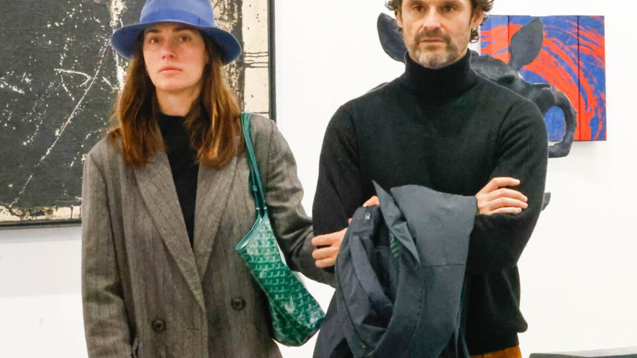 Iv&aacute;n S&aacute;nchez e Irene Esser durante su visita en ARCO, a 07 de marzo de 2025, en Madrid (Espa&ntilde;a).