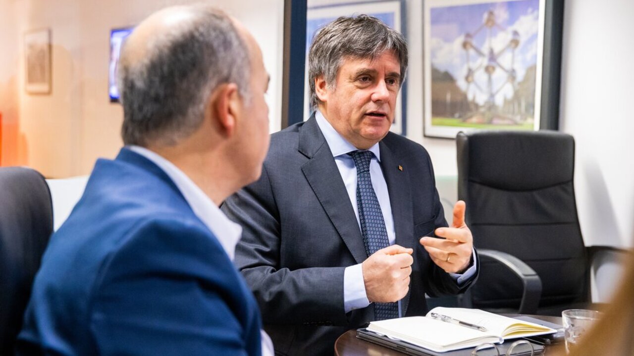 El l&iacute;der de Junts, Carles Puigdemont, durante una reuni&oacute;n con miembros del partido, a 17 de enero de 2025, en Bruselas (B&eacute;lgica).