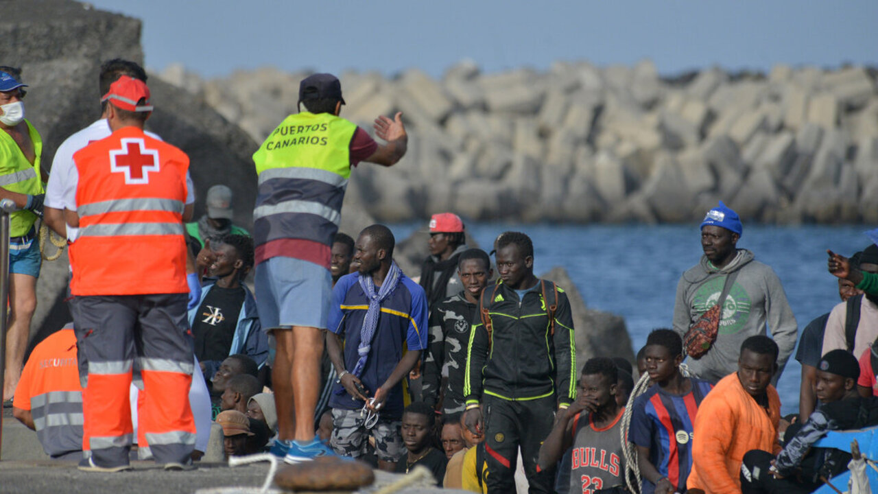Los servicios sanitarios reciben una patera, en el muelle de La Restinga.
