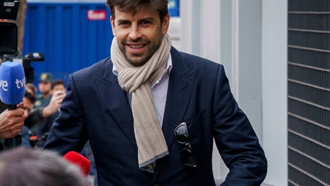 El exfutbolista del FC Barcelona y empresario Gerard Piqu&eacute; llega a declarar al Juzgado de Primera Instancia e Instrucci&oacute;n N&uacute;mero 4 de Majadahonda, a 14 de marzo de 2025, en Majadahonda, Madrid (Espa&ntilde;a). La jueza le investiga por presuntas irregularidades en el traslado de la 'Supercopa' de f&uacute;tbol masculino de Espa&ntilde;a a Arabia Saud&iacute;. Un d&iacute;a antes, ha aportado 15 facturas emitidas por Kosmos a la Federaci&oacute;n de F&uacute;tbol de Arabia Saud&iacute; (SAAF) por importe global de 12 millones de euros para acreditar la relaci&oacute;n contractual.

A. P&eacute;rez Meca / Europa Press
14/3/2025