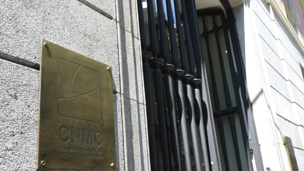 Puerta principal de la Comisión Nacional de los Mercados y la Competencia (CNMC) en Madrid. (Europa Press)