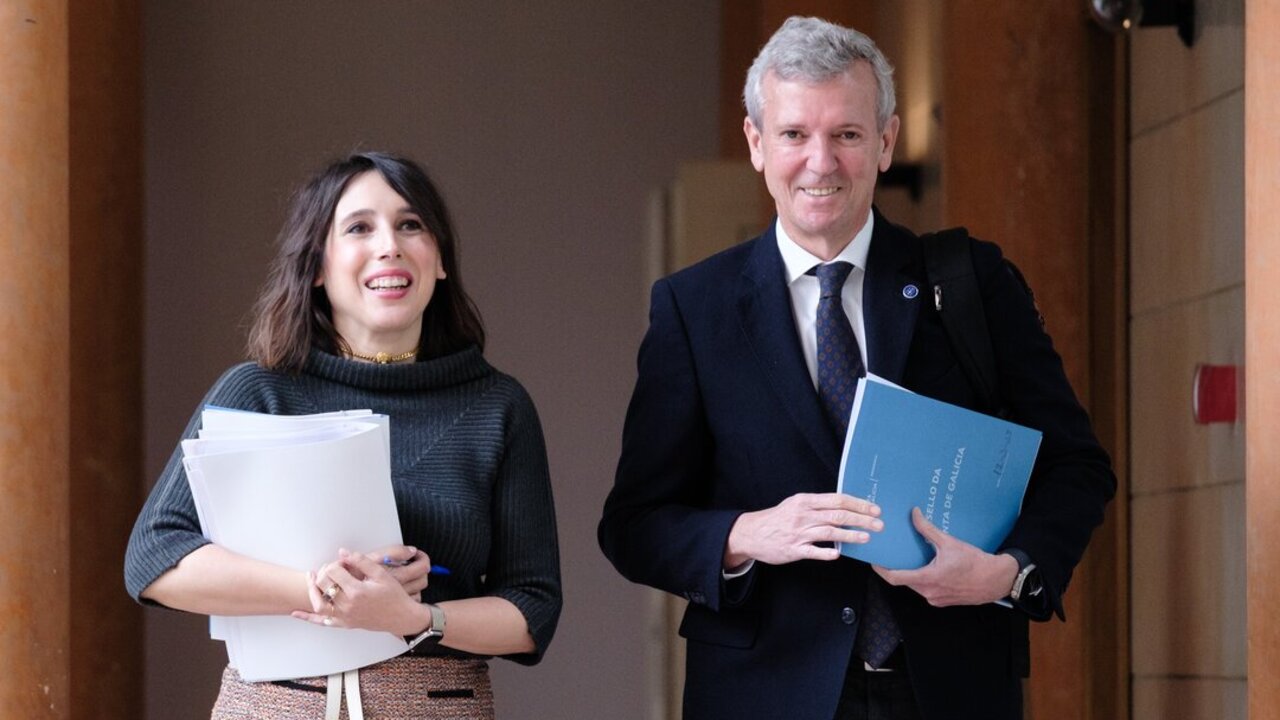 O titular do Executivo galego, Alfonso Rueda, acompa&ntilde;ado pola conselleira de Econom&iacute;a, Mar&iacute;a Jes&uacute;s Lorenzana, na rolda de prensa posterior &aacute; reuni&oacute;n do Consello da Xunta. Sala do Consello, 17/03/25.