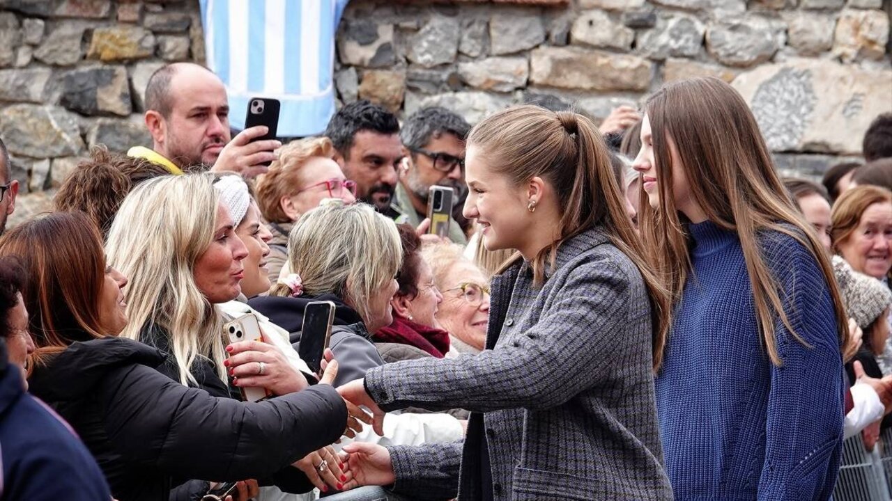 La princesa Leonor y la infanta Sof&iacute;a, en la entrega del premio al &lsquo;Pueblo Ejemplar de Asturias 2024' a Sotres, Cabrales (Firma: Xuan Cueto / Europa Press).
