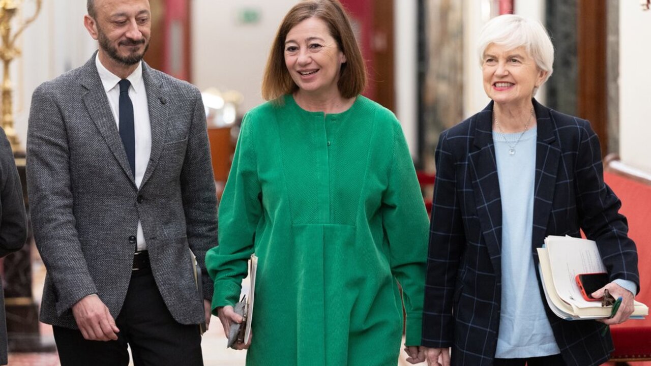 Cargar m&aacute;is
(I-D) El vicepresidente primero de la Mesa del Congreso, Alfonso Rodr&iacute;guez G&oacute;mez de Celis; la presidenta del Congreso, Francina Armengol y la secretaria segunda de la Mesa del Congreso, Isaura Leal.