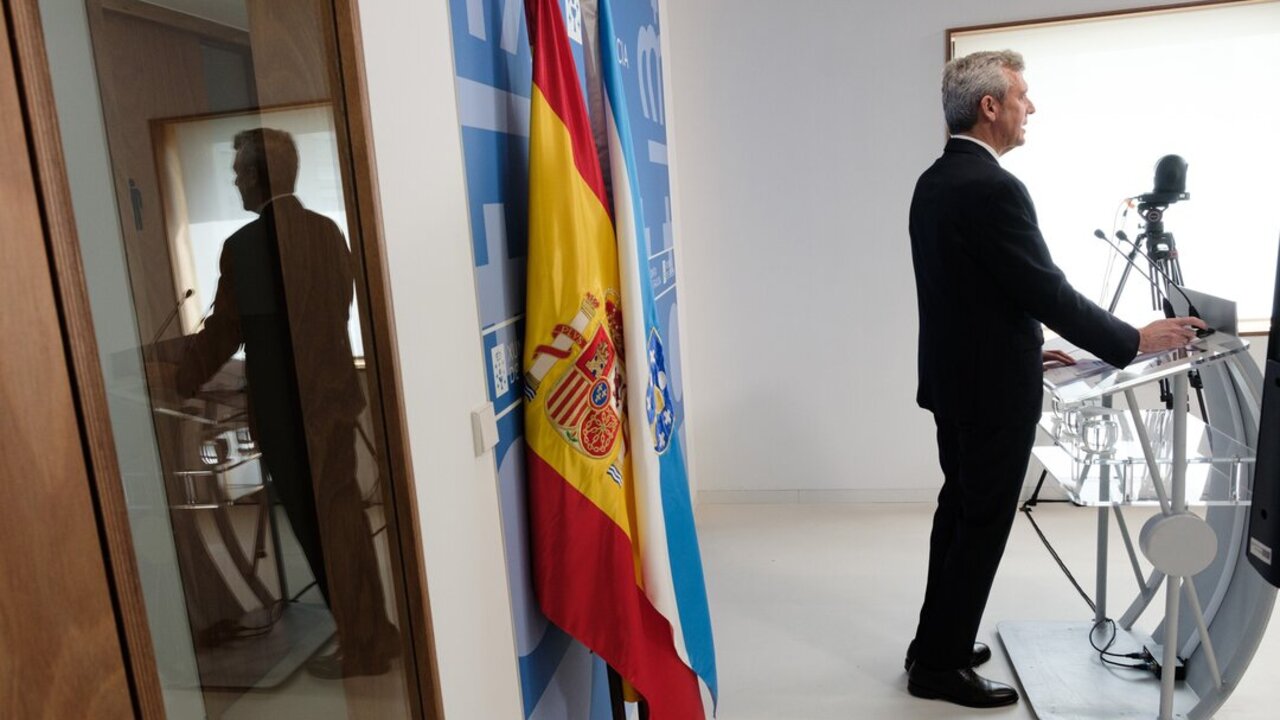 O titular do Executivo galego, Alfonso Rueda, comparece en rolda de prensa acompa&ntilde;ado do  do conselleiro de Educacion, Univeridades e FP, Rom&aacute;n Rodr&iacute;guez, e a conselleira de Vivenda e Planificaci&oacute;n das Infraestruturas, Mar&iacute;a Mart&iacute;nez Allege, tras a reuni&oacute;n do Consello da Xunta celebrada, excepcionalmente, no Centro Mixto de Investigaci&oacute;n UDC-Navantia. Ferrol, 24/3/25.