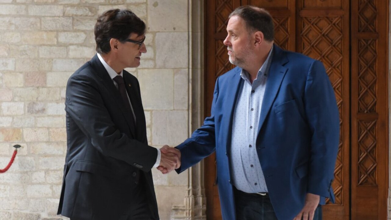 El presidente de la Generalitat, Salvador Illa, y el presidente de ERC, Oriol Junqueras, en el Palau de la Generalitat, en una imagen de archivo.