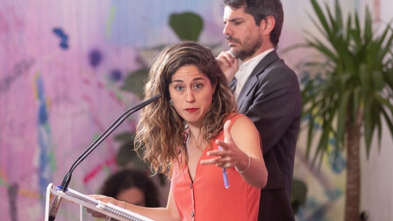 Archivo - El portavoz de Sumar, Ernest Urtasun y la secretaria de Organizaci&oacute;n del partido, Lara Hern&aacute;ndez, durante una rueda de prensa, en el Espacio Rastro, a 17 de junio de 2024, en Madrid (Espa&ntilde;a).