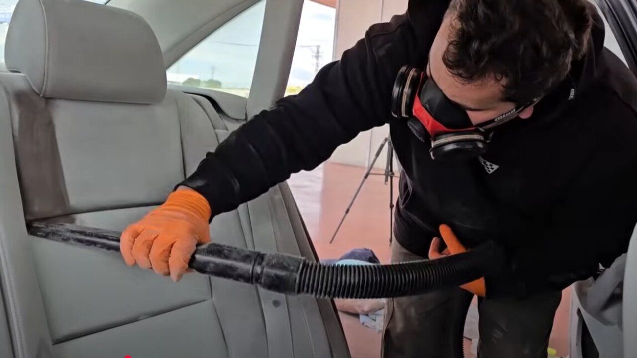 Rescate Audi A6 Robado. C&oacute;mo Restaurar un Coche Cubierto por Polvo de Extintor