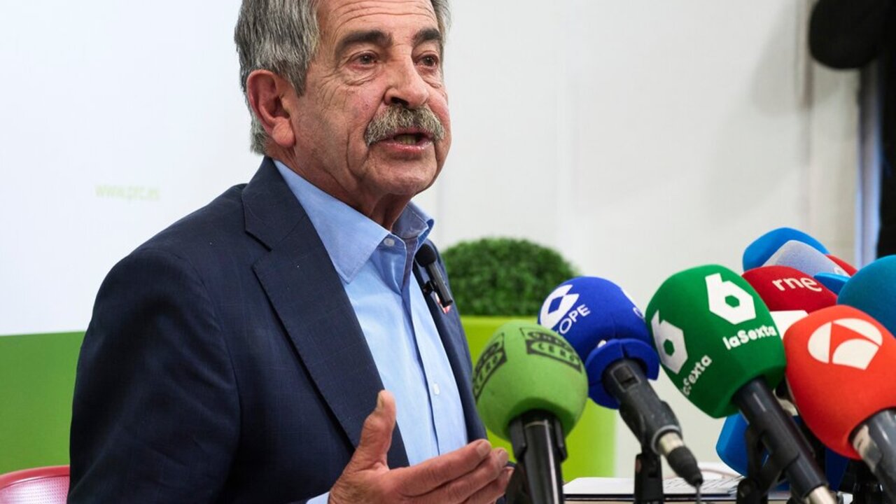 El secretario general del PRC y expresidente de Cantabria, Miguel &Aacute;ngel Revilla, durante una rueda de prensa, a 2 de abril de 2025. La comparecencia ante los medios de comunicaci&oacute;n se produce tras conocerse que el rey em&eacute;rito le reclama 50.000 euros por unas declaraciones "injuriosas" pronunciadas por Revilla entre mayo de 2022 y enero de 2025 en distintos medios de comunicaci&oacute;n.

C&eacute;sar Ortiz / Europa Press
02/4/2025