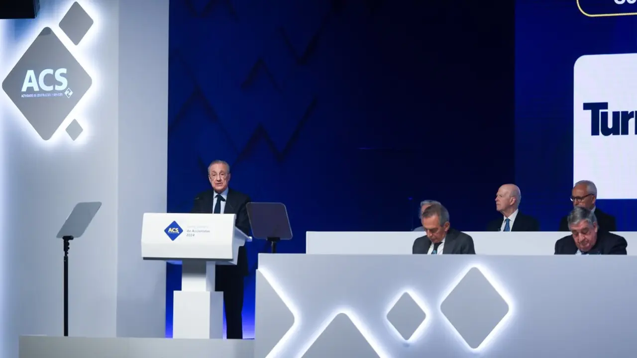 El presidente de ACS, Florentino Pérez, interviene durante la junta general ordinaria de accionistas 2024, en la Feria de Madrid Ifema, a 10 de mayo de 2024, en Madrid.