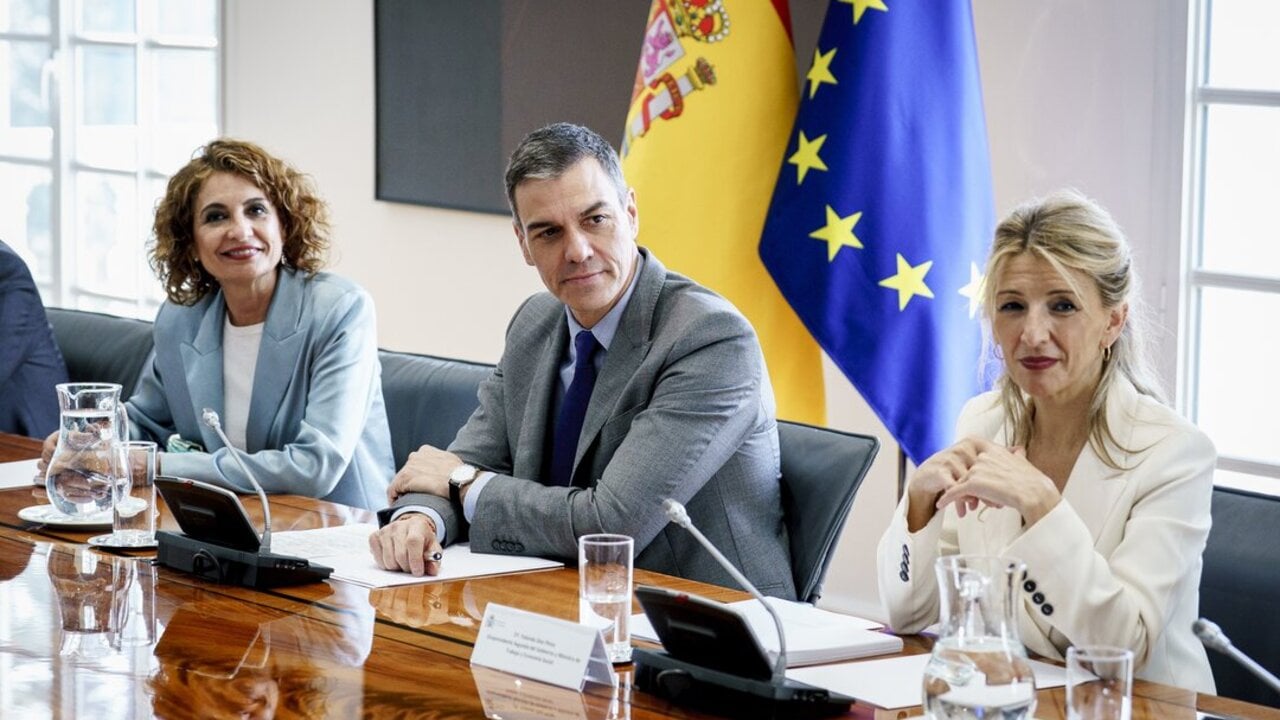 (I-D) La vicepresidenta primera del Gobierno y ministra de Hacienda, Mar&iacute;a Jes&uacute;s Montero; el presidente del Gobierno, Pedro S&aacute;nchez y la vicepresidenta segunda y ministra de Trabajo y Econom&iacute;a Social, Yolanda D&iacute;az.