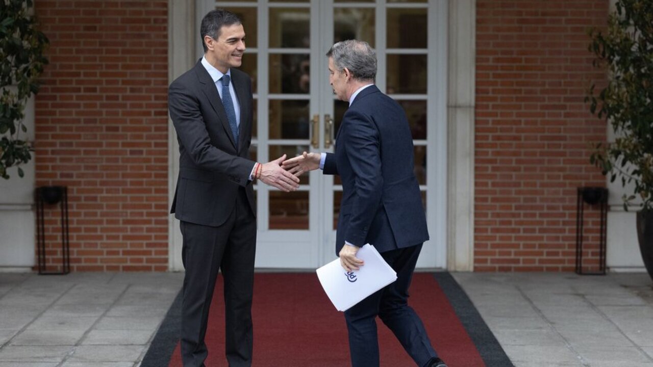 El presidente del Gobierno, Pedro S&aacute;nchez (i), recibe al presidente del Partido Popular, Alberto N&uacute;&ntilde;ez Feij&oacute;o (d), en el Palacio de la Moncloa, a 13 de marzo de 2025, en Madrid.