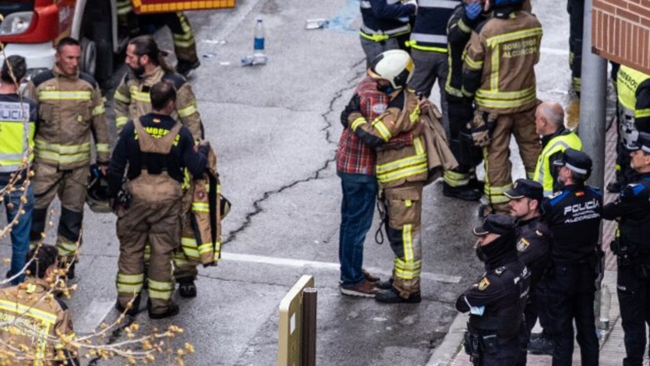 Bomberos y polic&iacute;as en el incendio de un garaje en Alcorc&oacute;n (Madrid)