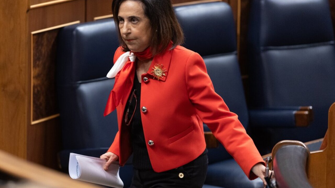 La ministra de Defensa, Margarita Robles, tras intervenir durante una sesi&oacute;n plenaria, en el Congreso de los Diputados, a 19 de marzo de 2025, en Madrid.