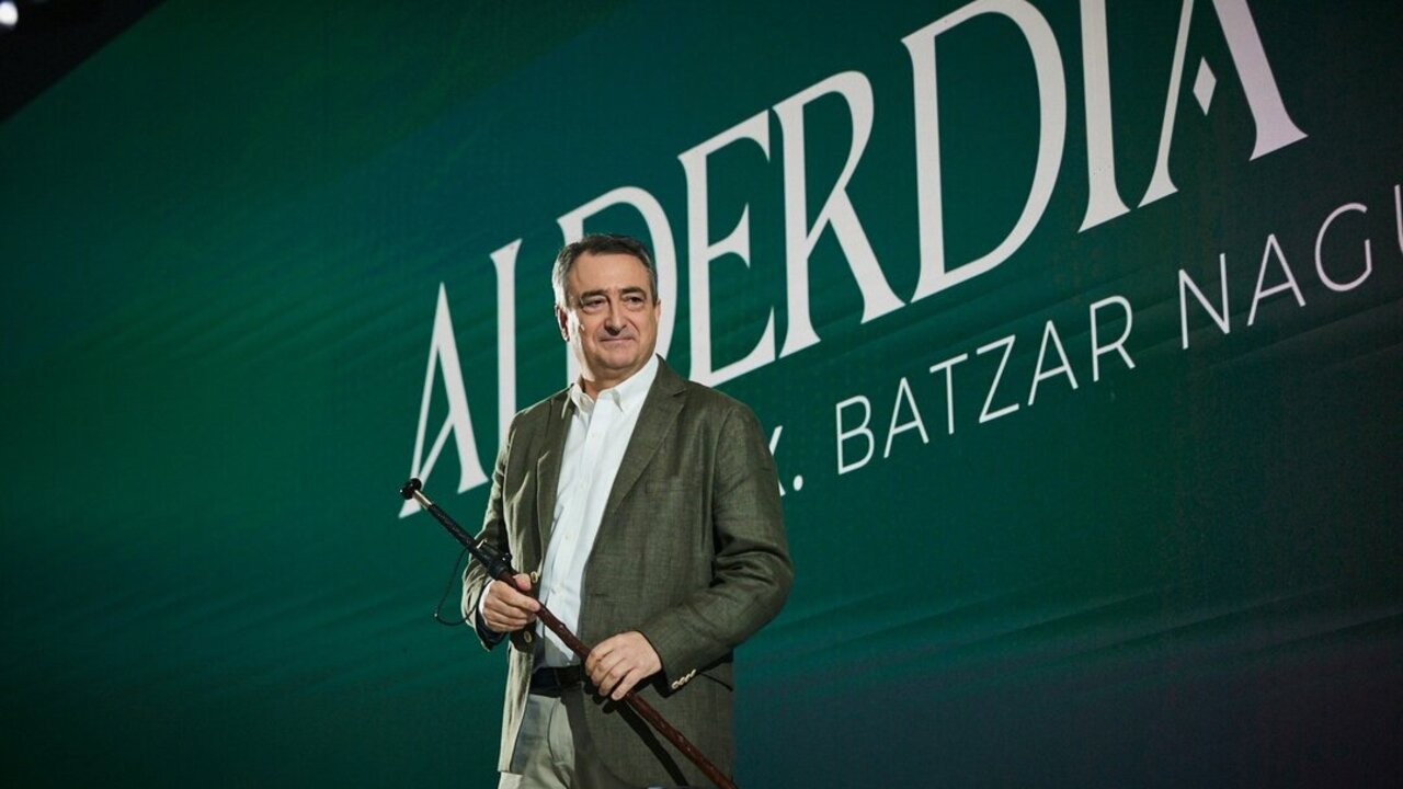El nuevo presidente del EBB del PNV, Aitor Esteban, con la maila tras ser proclamado nuevo l&iacute;der jeltzale.