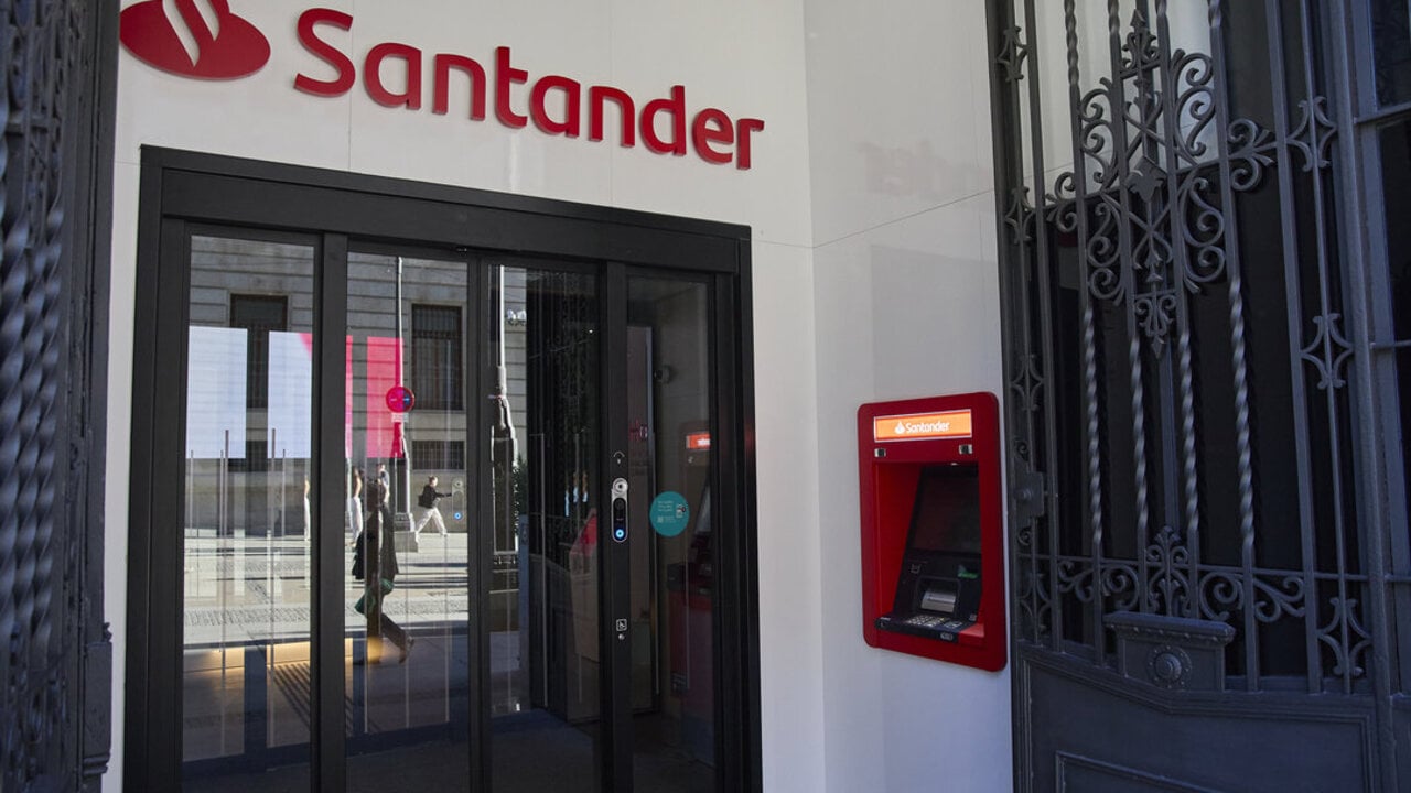 Fachada de una oficina del Banco Santander, en Madrid. Europa Press