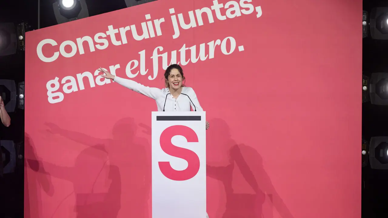 La nueva coordinadora general de Sumar, Lara Hernández, interviene durante la clausura de la Asamblea Estatal de Sumar, en el Teatro Alcázar, a 30 de marzo de 2025, en Madrid.