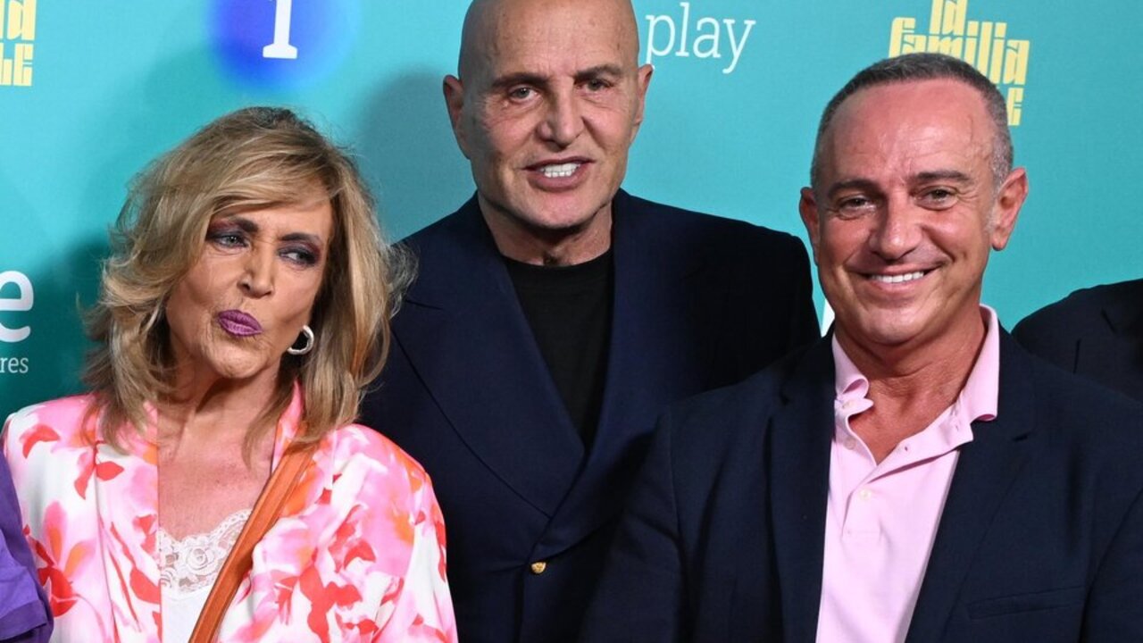 Carlota Corredera, Chelo Garc&iacute;a Cort&eacute;s, Lydia Lozano, KIko Matamoros, V&iacute;ctor Sandoval, Javier de Hoyos, In&eacute;s Hernand, Mar&iacute;a Pati&ntilde;o, Aitor Albizua y Bel&eacute;n Esteban durante la fiesta de presentaci&oacute;n de &lsquo;La familia de la tele&rsquo;, a 8 de abril de 2025, en Madrid (Espa&ntilde;a). Mar&iacute;a Pati&ntilde;o, Aitor Albizua e In&eacute;s Hernand encabezan esta gran familia, con la colaboraci&oacute;n especial de Bel&eacute;n Esteban y la participaci&oacute;n de rostros televisivos, periodistas y expertos.

Jos&eacute; Oliva / Europa Press
TELEVISI&Oacute;N;GENTE
08/4/2025