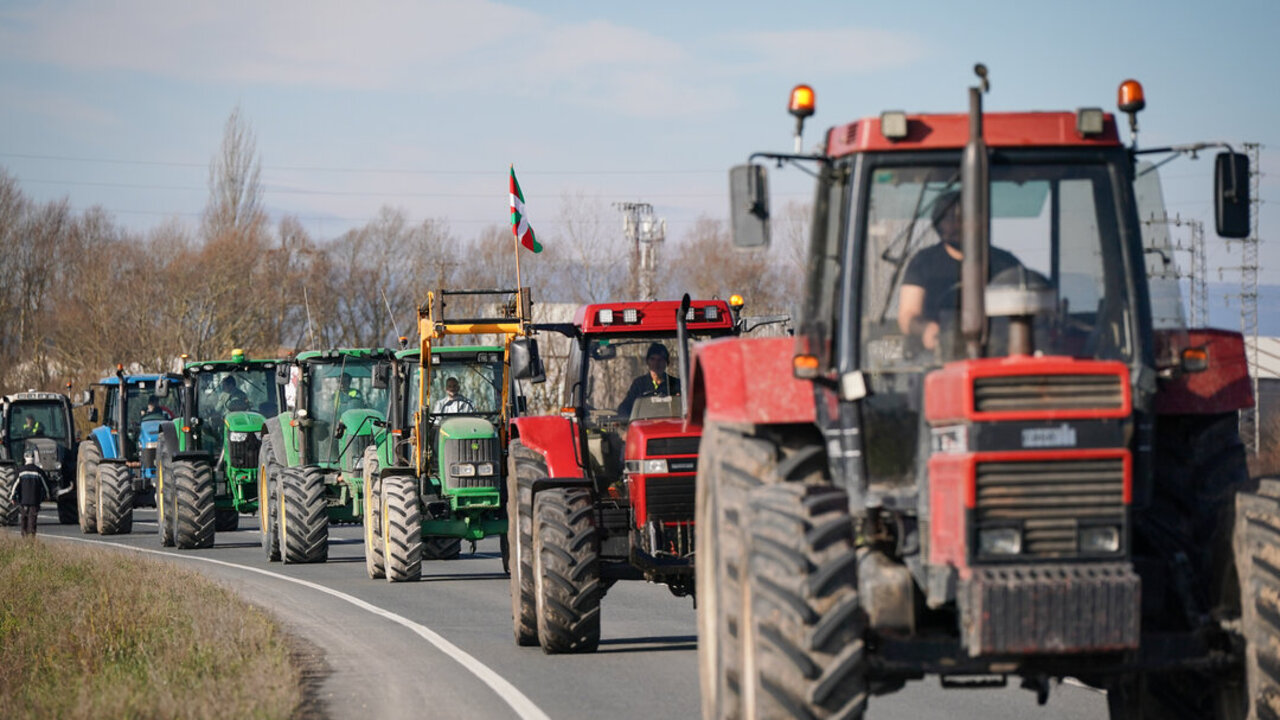 Ganaderos y agricultores realizan una protesta con tractores por la situaci&oacute;n del sector. (Foto: I&ntilde;aki Berasaluce / Europa Press)