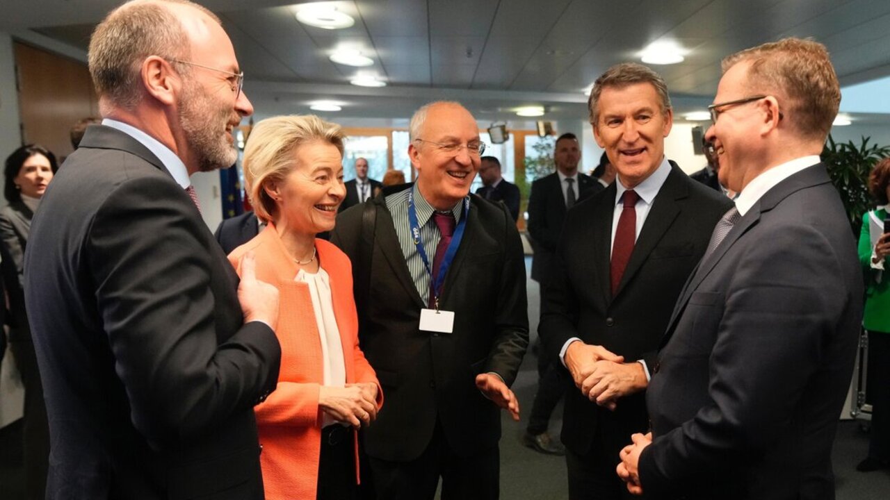 El l&iacute;der del PP, Alberto N&uacute;&ntilde;ez Feij&oacute;o, participa en una reuni&oacute;n del PPE en Berl&iacute;n. Le acompa&ntilde;an, entre otros, la presidenta de la Comisi&oacute;n Europea, Ursula von der Leyen, y el presidente del PPE, Manfred Weber.