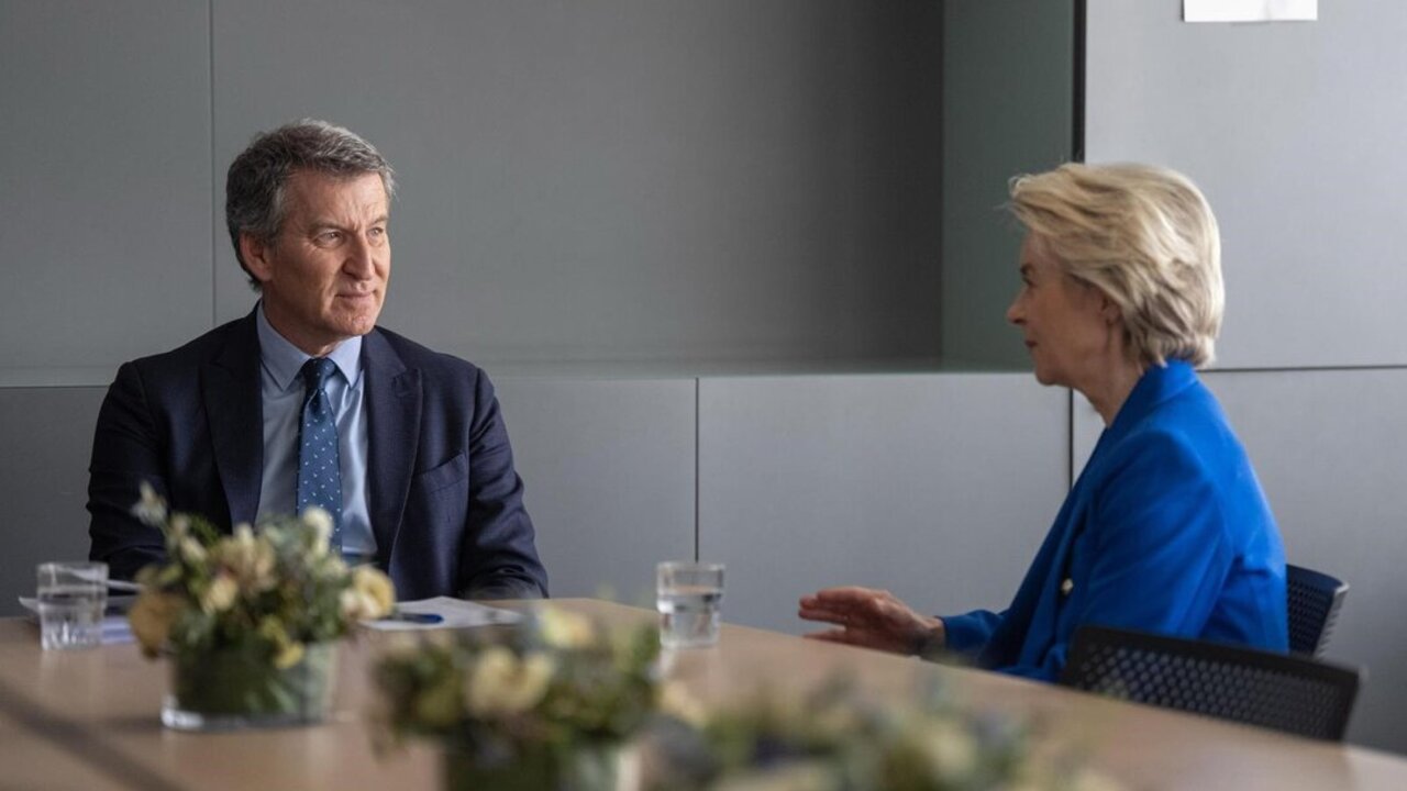 El lider del PP, Alberto N&uacute;&ntilde;ez Feij&oacute;o, se re&uacute;ne en Bruselas con la presidenta de la Comisi&oacute;n Europea, Ursula von der Leyen.