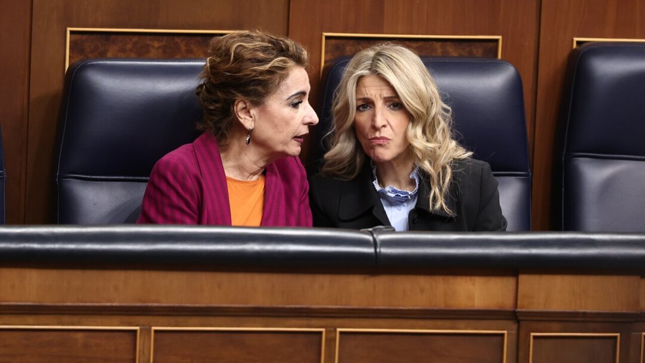 La vicepresidenta primera y ministra de Hacienda, Mar&iacute;a Jes&uacute;s Montero (i) y la vicepresidenta segunda y ministra de Trabajo, Yolanda D&iacute;az (d), durante una sesi&oacute;n plenaria en el Congreso de los Diputados, a 20 de marzo de 2025, en Madrid.