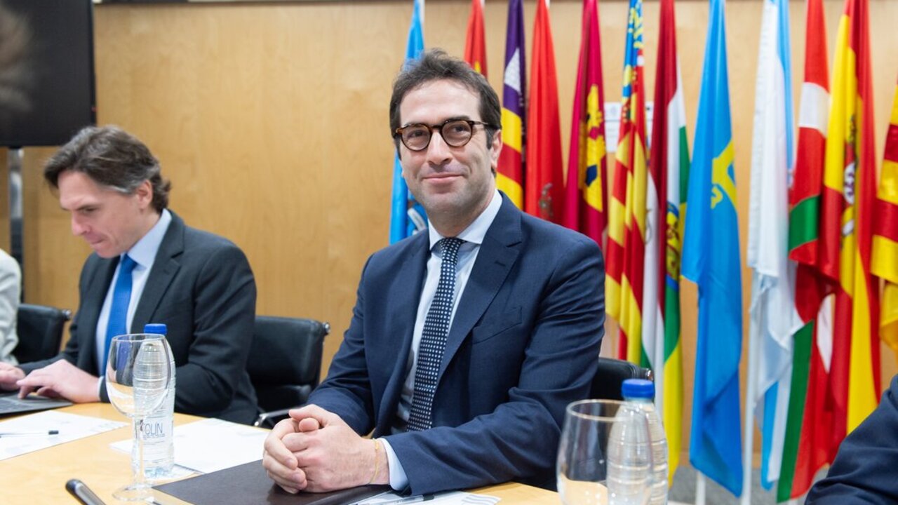 El ministro de Econom&iacute;a, Comercio y Empresa, Carlos Cuerpo, durante el 'Consejo Interterritorial de Internacionalizaci&oacute;n', en el Ministerio de Econom&iacute;a, Comercio y Empresa, a 10 de abril de 2025, en Madrid.