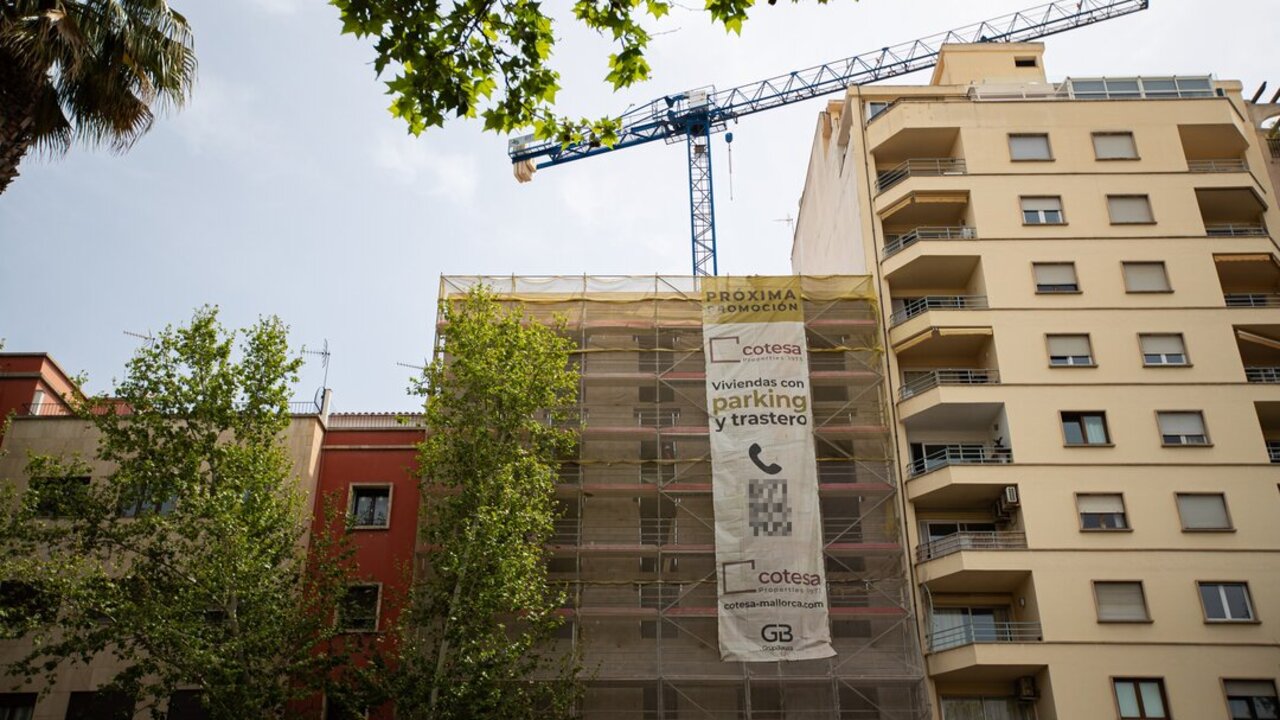Un cartel de viviendas en venta, a 15 de abril de 2024, en Palma de Mallorca. (Europa Press)