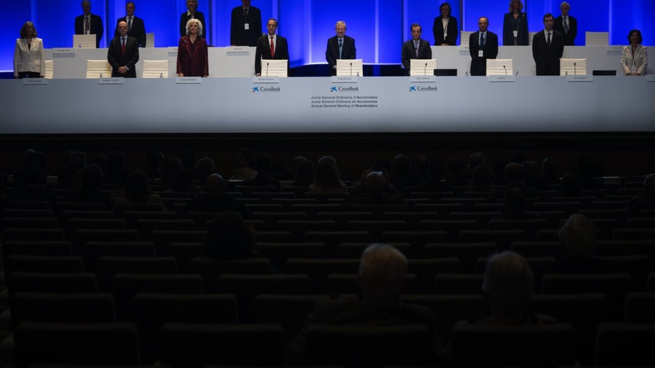 El presidente de Caixabank, Tom&aacute;s Muniesa (D), y el consejero delegado de Caixabank, Gonzalo Gort&aacute;zar (I), durante la Junta General Ordinaria de Accionistas de Caixabank 2025, a 11 de abril de 2025, en Valencia. Europa Press