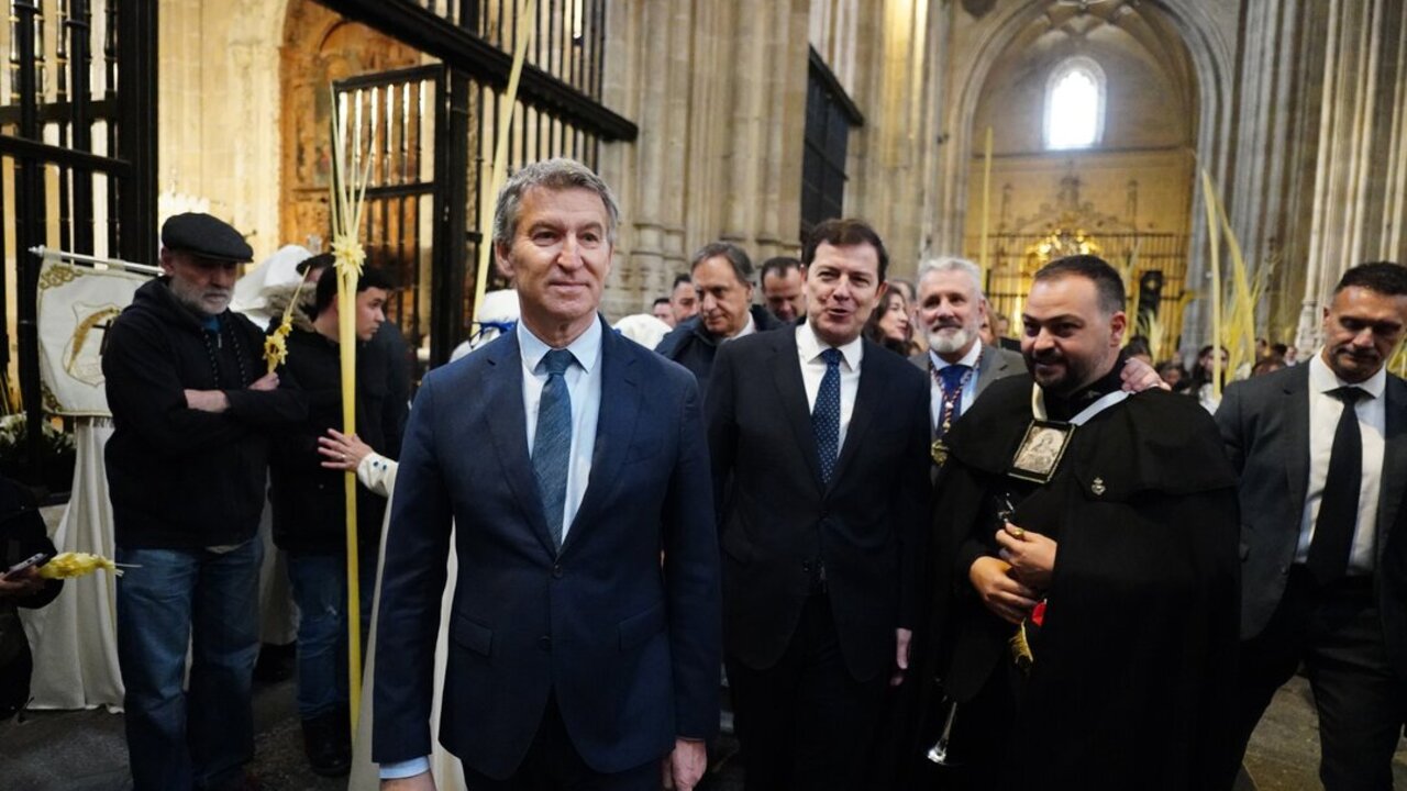 El presidente del PP, Alberto N&uacute;&ntilde;ez Feij&oacute;o (i), y el presidente de la Junta de Castilla y Le&oacute;n, Alfonso Fern&aacute;ndez Ma&ntilde;ueco (d), durante la procesi&oacute;n de La Borriquilla 2025, a 13 de abril de 2025, en Salamanca, Castilla y Le&oacute;n.
