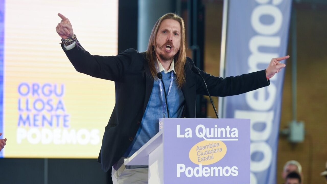 El secretario de Organizaci&oacute;n de Podemos, Pablo Fern&aacute;ndez, interviene durante la V Asamblea Ciudadana de Podemos, en el Pabell&oacute;n de Convenciones de Casa de Campo, a 11 de abril de 2025, en Madrid.