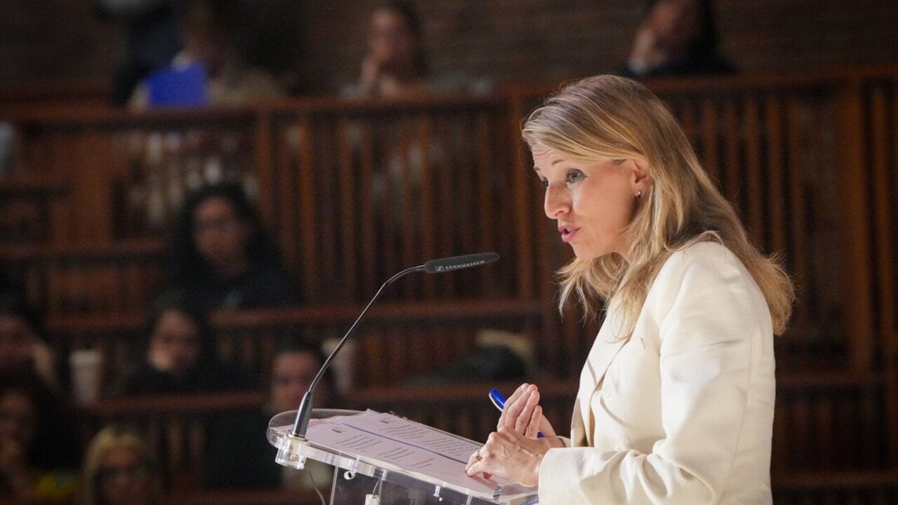 La vicepresidenta segunda y ministra de Trabajo y Econom&iacute;a Social, Yolanda D&iacute;az, participa en la jornada &lsquo;La Dignidad del Cuidado y de las Cuidadoras: Un Di&aacute;logo a Tres Voces&rsquo;, a 9 de abril de 2025, en Deusto, San Sebasti&aacute;n, Pa&iacute;s Vasco.