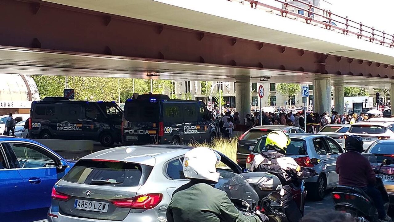 Furgones de antidisturbios en Nuevos Ministerios tras el apag&oacute;n (Firma: Aurelio Ruiz Enebral).