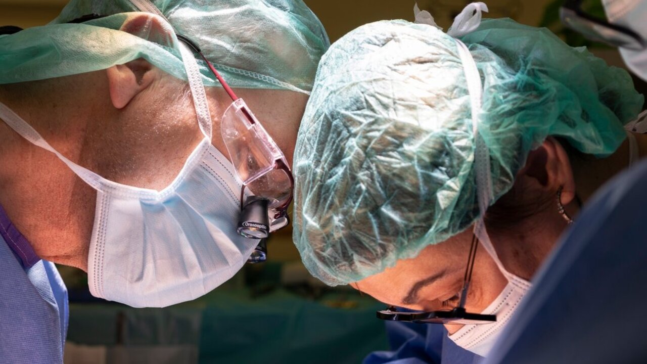 Cirujanos del Hospital de Bellvitge durante una intervenci&oacute;n de p&aacute;ncreas. (Foto: Hospital de Bellvitge / Europa Press)