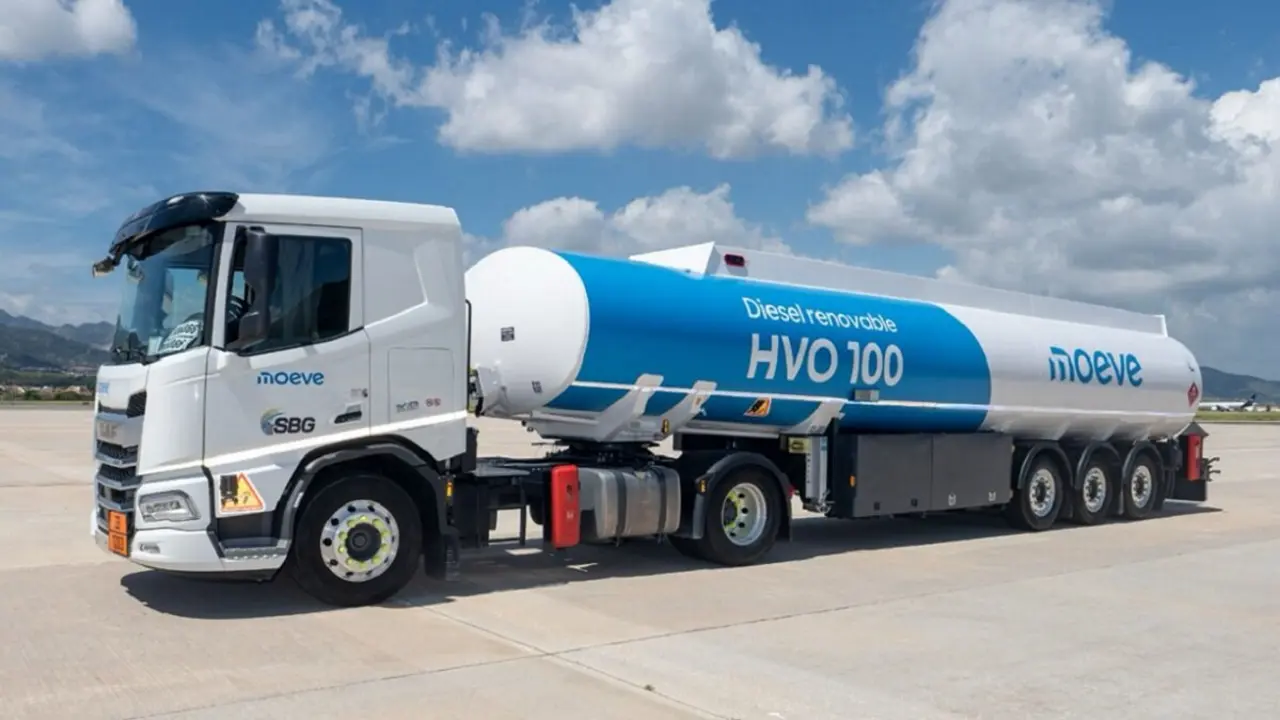 Camión cisterna de Moeve con combustible.