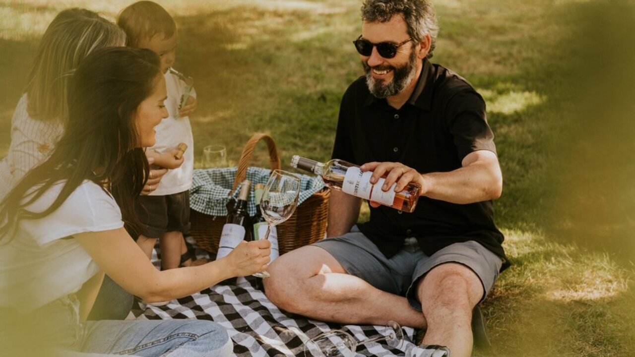 Turistas en San Juan de Luz cambian bares por picnic en la playa